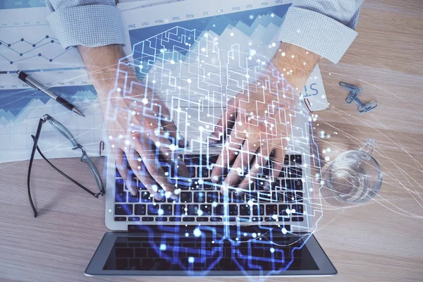 Homem digitando no fundo do teclado com holograma cerebral. Conceito de big Data. — Fotografia de Stock