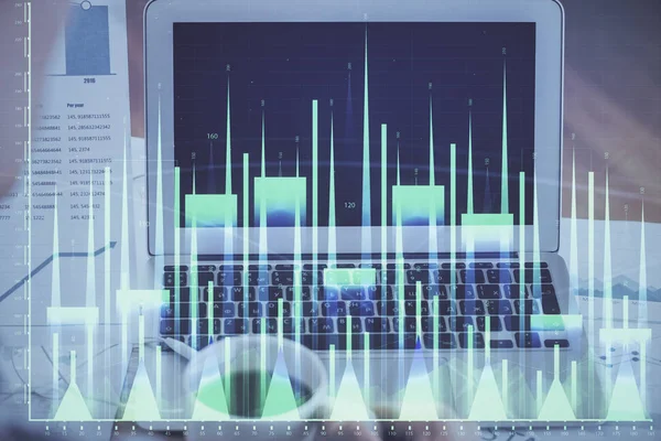 Forex Chart hologram na stole z tłem komputera. Podwójna ekspozycja. Pojęcie rynków finansowych. — Zdjęcie stockowe