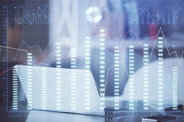 Holograma gráfico do mercado financeiro e computador pessoal em segundo plano. Dupla exposição. Conceito de forex. — Fotografia de Stock