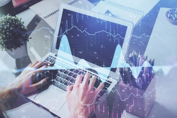 Forex-Graph mit Geschäftsmann, der am Computer im Büro im Hintergrund arbeitet. Konzept der Fleißarbeit. Doppelbelastung. — Stockfoto