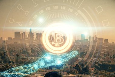 Kripto para birimi temalı hologram çizimi ve şehrin veiw arka planına çift pozlama. Engelleme zinciri ve bitcoin kavramı.
