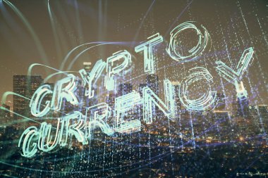 Kripto para birimi temalı hologram çizimine ve şehrin arka planına çoklu maruz kalma. Engelleme zinciri ve bitcoin kavramı.