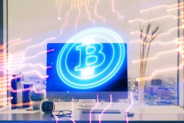 Engelleme zinciri ve kripto ekonomi temalı hologram ve bilgisayar geçmişi olan bir masa. Bitcoin kripto para kavramı.