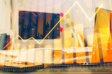 Finansal tablo çizimi ve arka planda bilgisayar olan bir tablo. Çoklu maruz kalma. Uluslararası pazarlar kavramı.