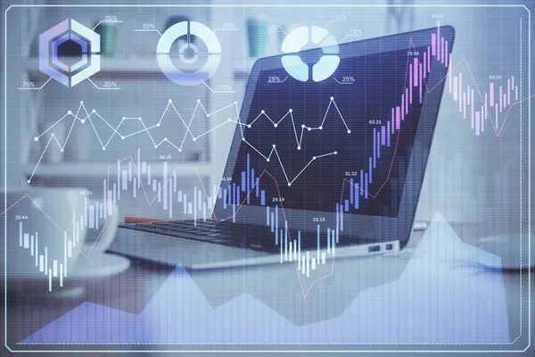 Holograma gráfico del mercado financiero y computadora personal en segundo plano. Exposición múltiple. Concepto de forex. — Foto de Stock