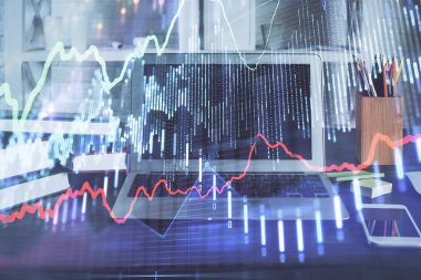 Finansal pazar grafiği hologramı ve kişisel bilgisayar arka planda. Çoklu maruz kalma. Önx kavramı.