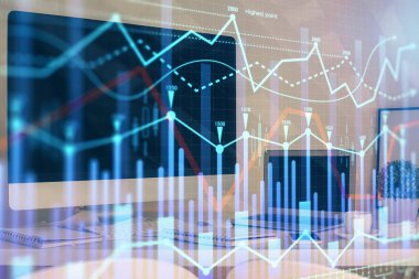 Masası ve kişisel bilgisayarı olan borsa grafiği. Çoklu maruz kalma. Mali analiz kavramı.