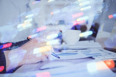 Teknoloji temalı çoklu pozlama çizimleri olan insan elleri.