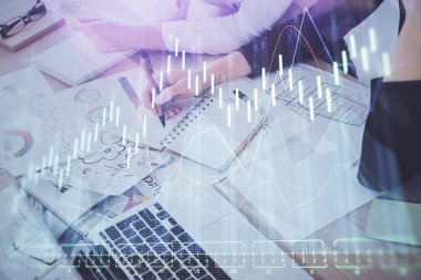 Bir kadın eller Not defteri hisse senedi piyasası hakkında bilgi yazma. Ön Forex grafik hologramlar. Araştırma kavramı. Çift Pozlama