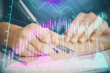 Forex grafiği, kadının elinde notlar alarak arka planda görüntülenir. Araştırma kavramı. Çift pozlama