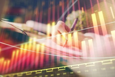 Finansal Forex grafik eller notları arka plan alarak görüntülenir. Araştırma kavramı. Çoklu pozlama