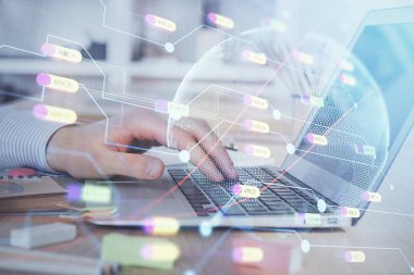 Arka planda bilgisayarla çalışan bir adamla dünya haritası hologramına çoklu maruz kalma. Dünya çapında ağ kavramı.