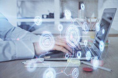 Teknoloji temalı dizüstü bilgisayarla çalışan bir iş adamı. Büyük veri kavramı. Çift pozlama.