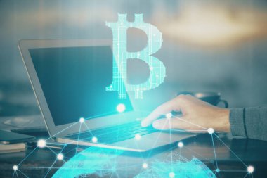 Arka planda bilgisayar üzerinde çalışan bir iş adamıyla engelleme temalı Hud. Kripto zinciri kavramı. Çift pozlama.