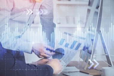 Arka planda ofiste bilgisayarda işadamı yazarak grafiğin çift pozlama. Zor iş kavramı.