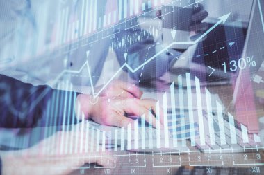 Adam arka planda ofiste bilgisayarda yazarak grafik Multi pozlama. Zor iş kavramı.