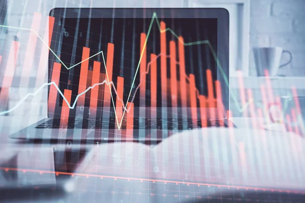 Gráfico de mercado de ações em segundo plano com mesa e computador pessoal. Dupla exposição. Conceito de análise financeira. — Fotografia de Stock