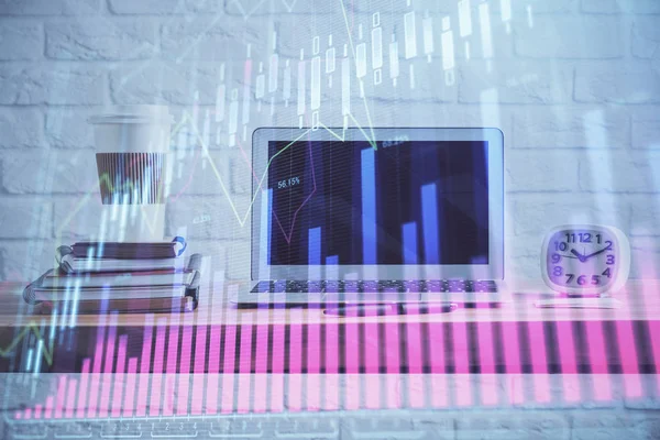 Tőzsdei diagram hologram rajzolva személyi számítógép háttér. Többszörös expozíció. A beruházás fogalma. — Stock Fotó