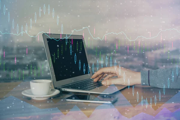Gráfico de stock con hombre de negocios escribiendo en la computadora en la oficina en segundo plano. Concepto de análisis. Doble exposición . —  Fotos de Stock