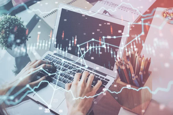 Gráfico de stock con hombre de negocios escribiendo en la computadora en la oficina en segundo plano. Concepto de análisis. Doble exposición . — Foto de Stock