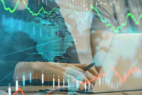 Gráfico de Forex con hombre de negocios escribiendo en la computadora en la oficina en segundo plano. Concepto de análisis. Doble exposición . —  Fotos de Stock