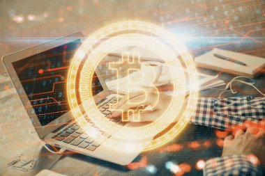 Arka planda bilgisayarla çalışan bir adamın olduğu engelleme temalı hologram. Kripto zinciri kavramı. Çift pozlama.