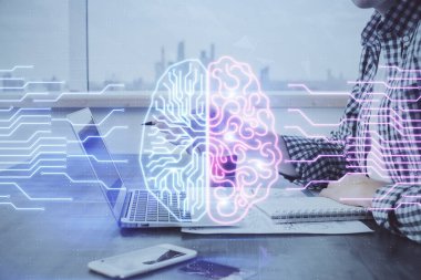 Adam klavyede beyin hologramıyla yazı yazıyor. Büyük Data kavramı. Çift pozlama.