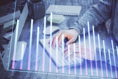 Adam ile mali grafik çift pozlama arka planda ofiste çalışır. Analiz kavramı.