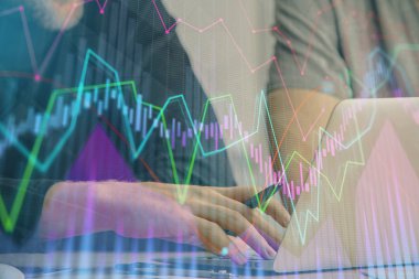 Arka planda ofiste bilgisayarda işadamı yazarak Forex grafiği. Analiz kavramı. Çift Pozlama.