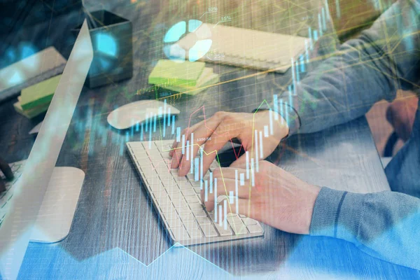 Doble exposición del gráfico de stock con hombre de negocios escribiendo en la computadora en la oficina en segundo plano. Concepto de trabajo duro . —  Fotos de Stock