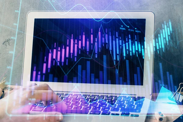 Forex diagram med affärsman som arbetar på laptop på bakgrunden. Begreppet hårt arbetande. Multiexponering. — Stockfoto