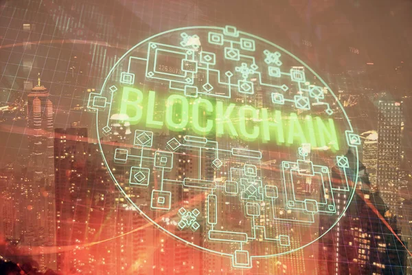 Multi eksponering af cryptocurrency tema hologram tegning og byen vene baggrund. Begrebet blockchain og Bitcoin. - Stock-foto