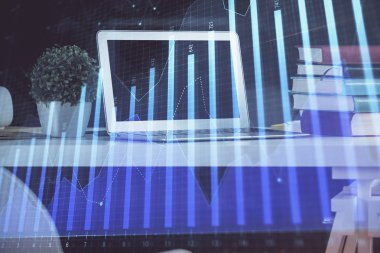 Masası ve kişisel bilgisayarı olan borsa grafiği. Çoklu maruz kalma. Mali analiz kavramı.