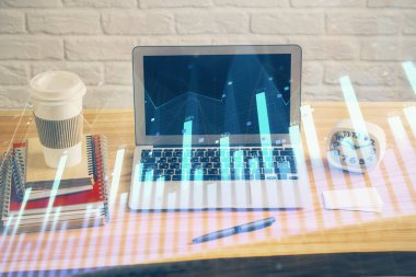 Forx çizelgesine ve bilgisayarla çalışma alanına çoklu maruz kalma. Uluslararası çevrimiçi ticaret kavramı.