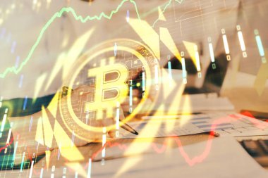 Adamın elleri notlar arka plan ile çalışıyor. Kripto para birimi ve finans kavramı.