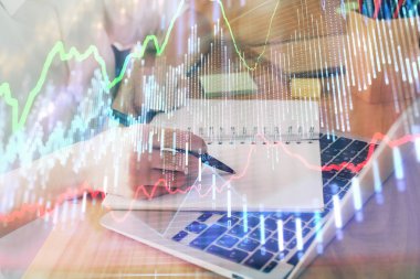 Kadın elinde görüntülenen finansal tablolar not ların arka planında yer alıyor. Araştırma kavramı. Çift pozlama