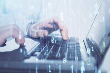 Teknoloji temalı hologramı olan bilgisayar geçmişi olan bir iş adamı. Büyük veri kavramı. Çift pozlama.