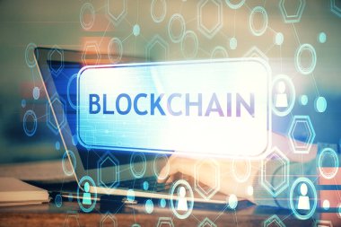 Arka planda bilgisayar üzerinde çalışan bir iş adamıyla engelleme temalı Hud. Kripto zinciri kavramı. Çift pozlama.