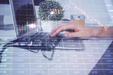 Arka planda ofiste bilgisayarda bilgisayarda yazan adam ile grafik çoklu pozlama. Sıkı çalışma kavramı. Closeup.