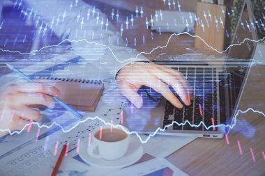 Arka planda ofiste bilgisayarda çalışan işadamı ile Forex grafiği. Sert çalışma kavramı. Çoklu pozlama.