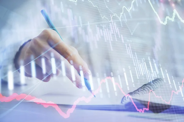 Gráfico de divisas financieras que se muestran en las manos tomando notas de fondo. Concepto de investigación. Doble exposición — Foto de Stock