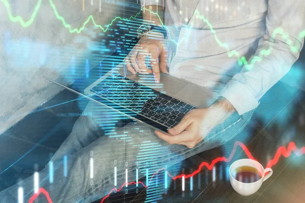 Grafico Forex con uomo d'affari che lavora al computer in ufficio sullo sfondo. Concetto di analisi. Doppia esposizione . — Foto Stock