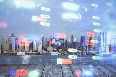 Veri temalı hologram gökdelenlerin arka planında çift pozlama ile şehir görünümüne çizim yapıyor. Teknoloji konsepti.