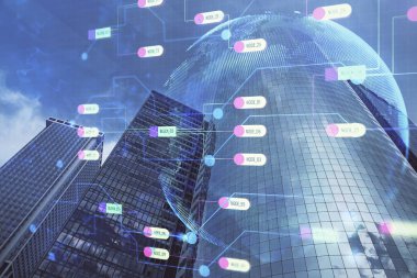 Veri temalı hologram gökdelenler arka planda çoklu pozlama ile şehir görünümüne çizim yapıyor. Büyük veri kavramı.