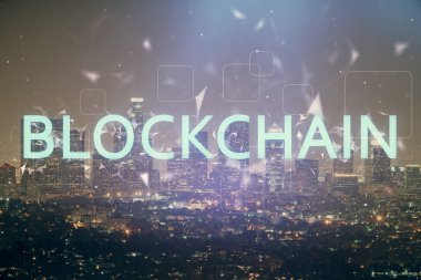 Kripto para birimi temalı hologram çizimine ve şehrin arka planına çoklu maruz kalma. Engelleme zinciri ve bitcoin kavramı.