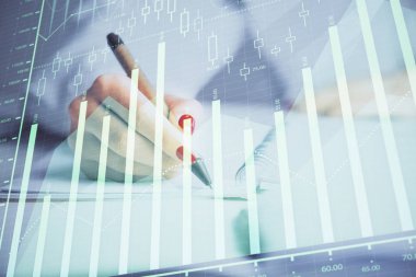 Forex grafik hologramı ile not lar yapan kadın ellerinin çift pozlama. Konsept borsa analizi.