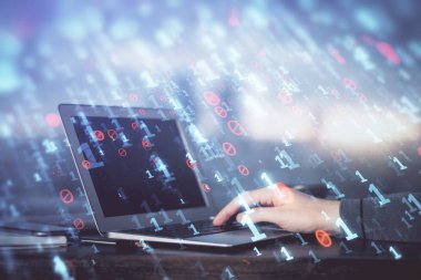 Teknoloji temalı dizüstü bilgisayarda çalışan bir adam. Büyük veri kavramı. Çift pozlama.