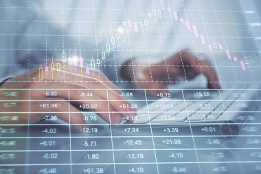 Arka planda ofiste bilgisayarda yazan adam ile grafik çift pozlama. Sıkı çalışma kavramı.