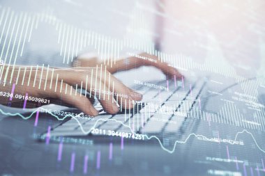 Arka planda ofiste bilgisayarda çalışan işadamı ile Forex grafiği. Sert çalışma kavramı. Closeup. Çoklu pozlama.