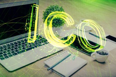 Engelleme zinciri ve kripto ekonomi temalı hologram ve bilgisayar geçmişi olan bir masa. Bitcoin kripto para kavramı.